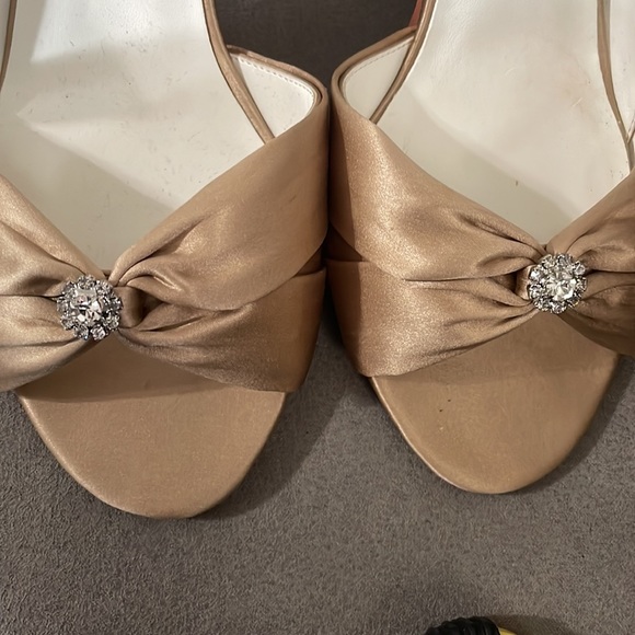 Size 8.5 beautiful - Picture 2 of 7